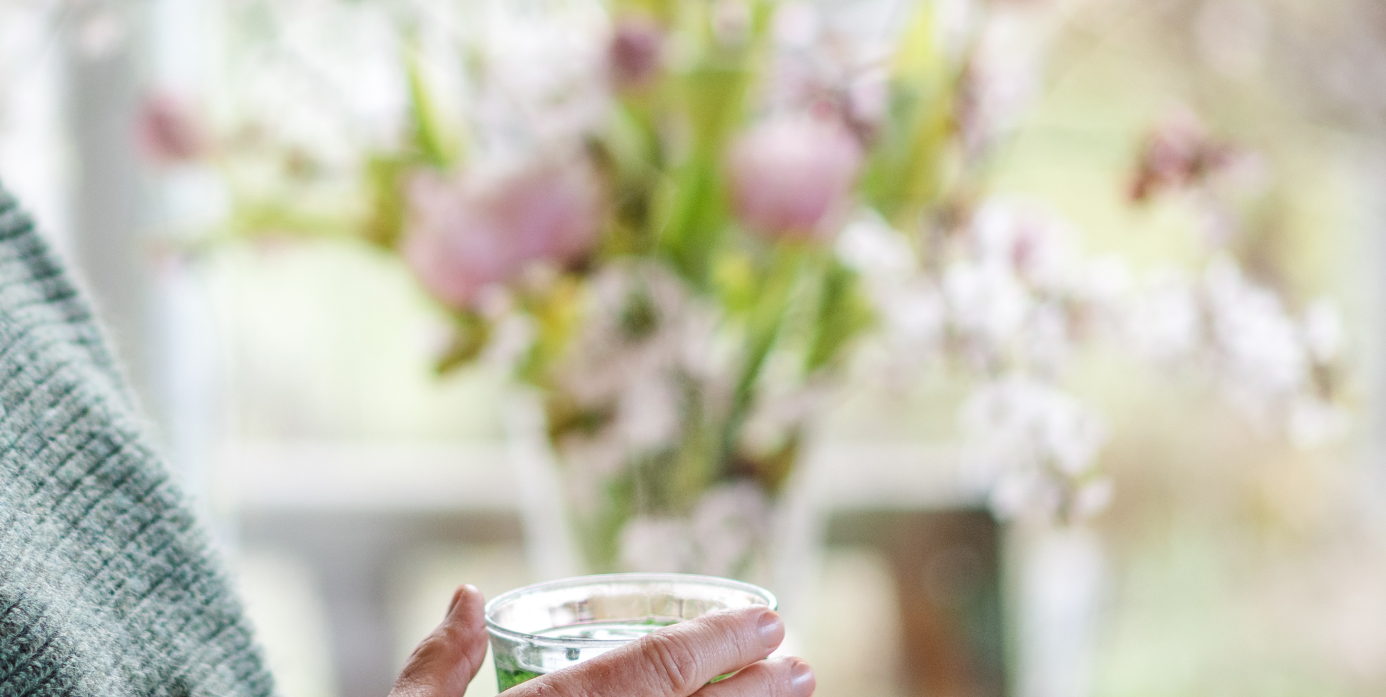Astrid Schröder Heilpraktikerin Naturheilpraxis Impressum Astrid Schröder Heilpraktikerin Impressum / Ein Glas frischer Tee in der Hand, im Hintergrund ein Blumenstrauß