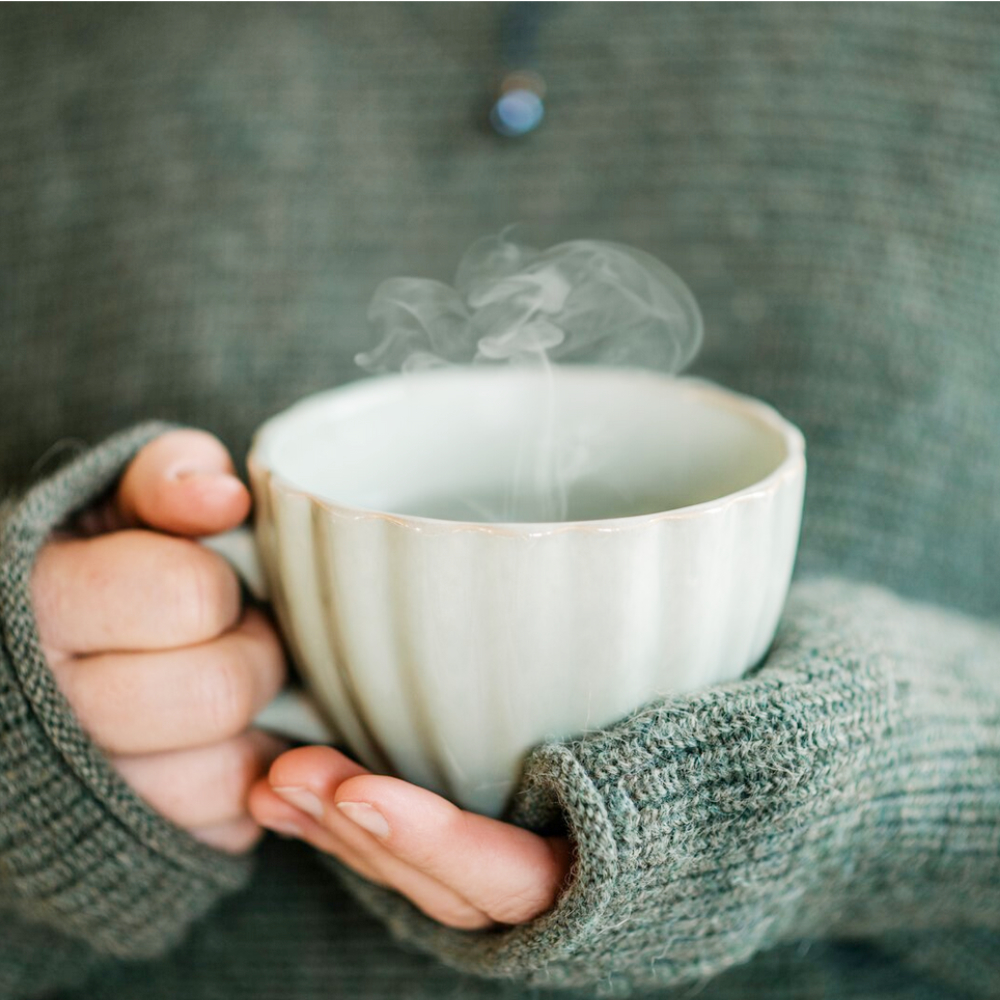 Astrid Schröder Heilpraktikerin / Termine und Preise Astrid Schröder Heilpraktikerin / eine Tasse Tee in den Händen